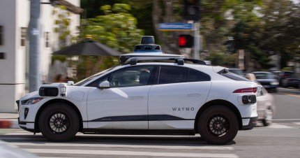 Waymo sekarang memberikan 100.000 perjalanan robotaxi seminggu